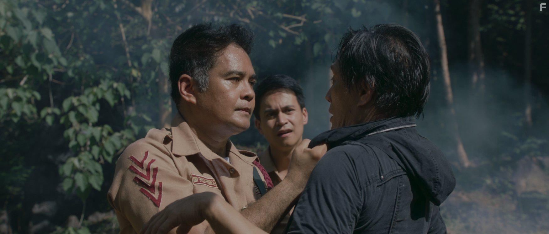 John Arcilla, Ronnie Quizon, and Arnold Reyes in Birdshot (2016)