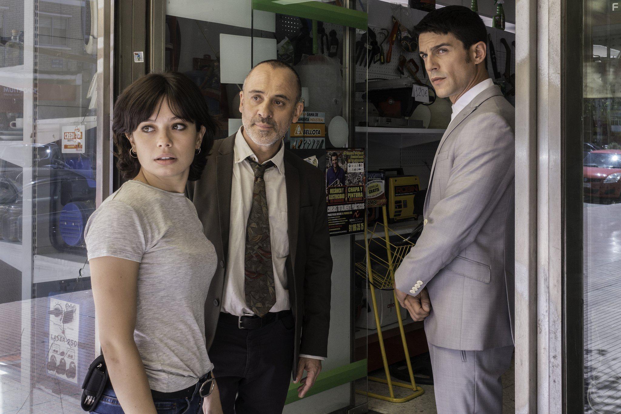 Javier Gutirrez, Alejo Sauras, and Anna Castillo in Estoy vivo (2017)