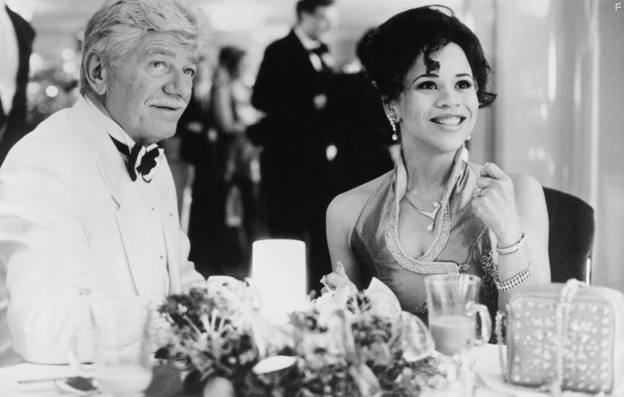 Seymour Cassel and Rosie Perez in Счастливый случай (1994)
