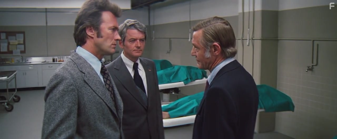 Clint Eastwood and Hal Holbrook in Выcшая сила (1973)