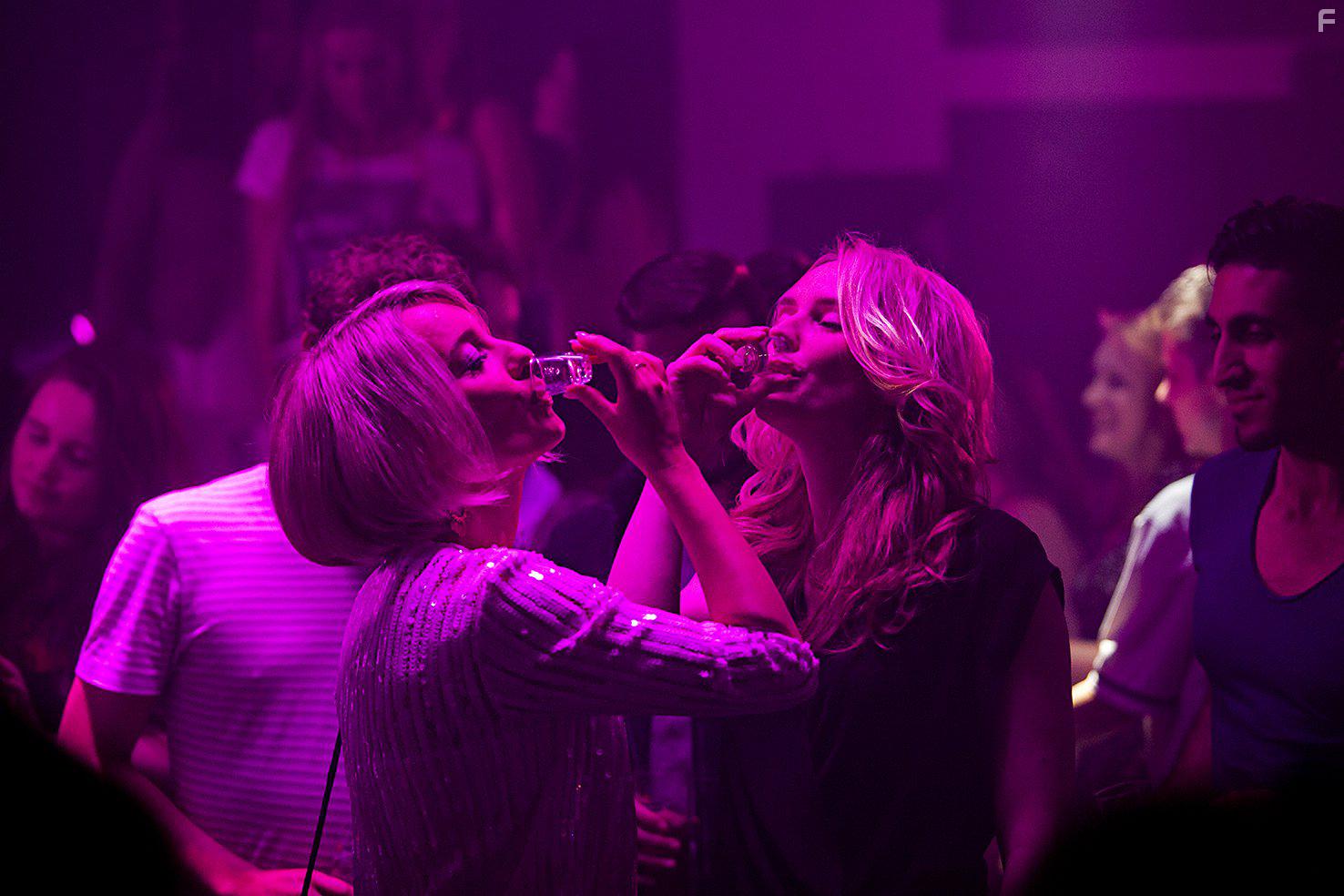 Karina Smulders and Bracha van Doesburgh in Nieuwe buren (2014)