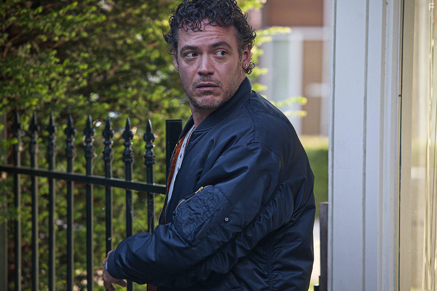 Fedja van Hut in Nieuwe buren (2014)