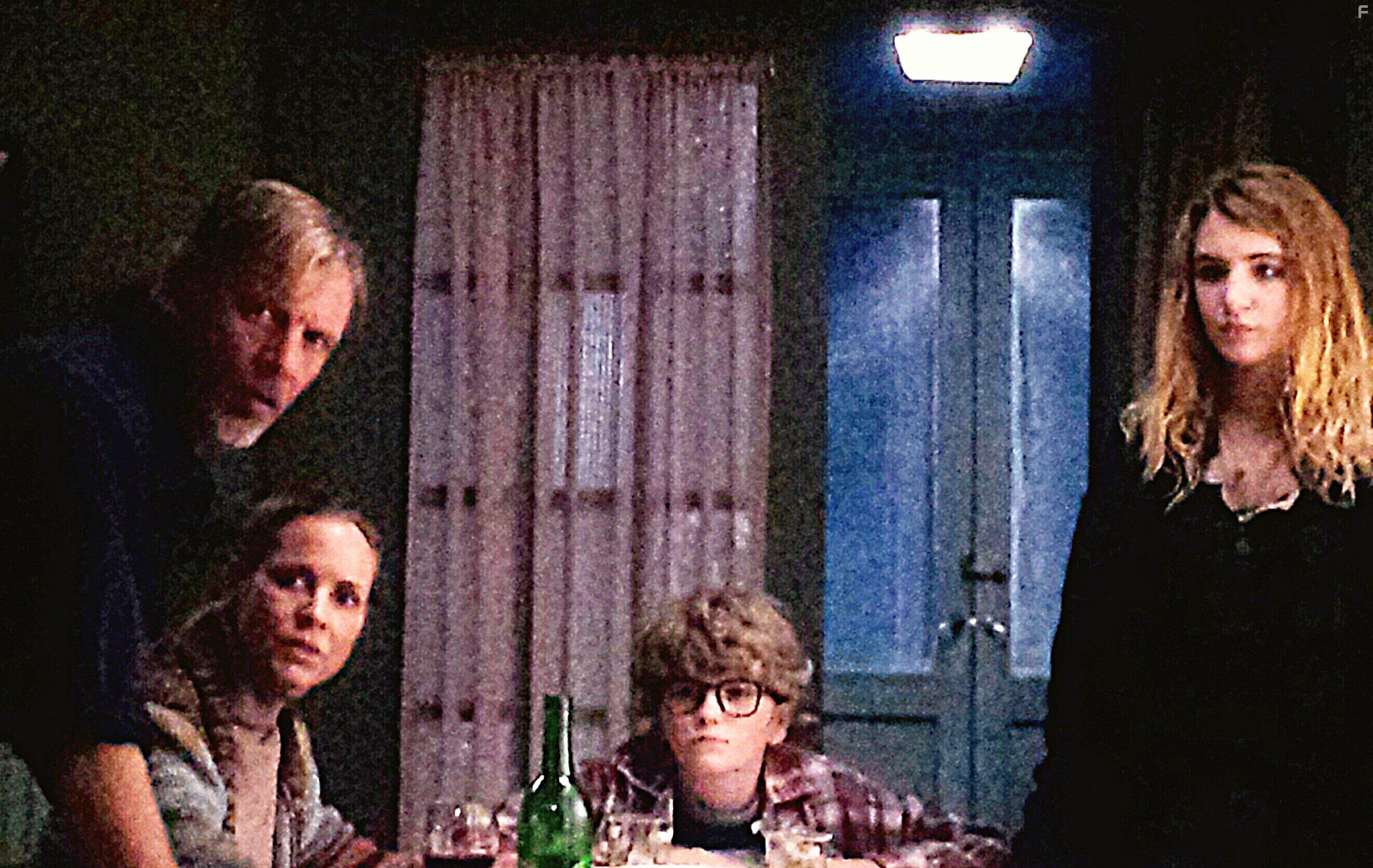 Maria Bello, Callum Keith Rennie, Sophie Nlisse, and William Dickinson in Wait Till Helen Comes (2016)