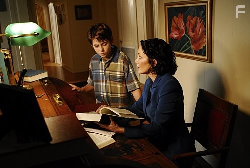 Patricia Heaton and Dominic Scott Kay in Перед классом (2008)