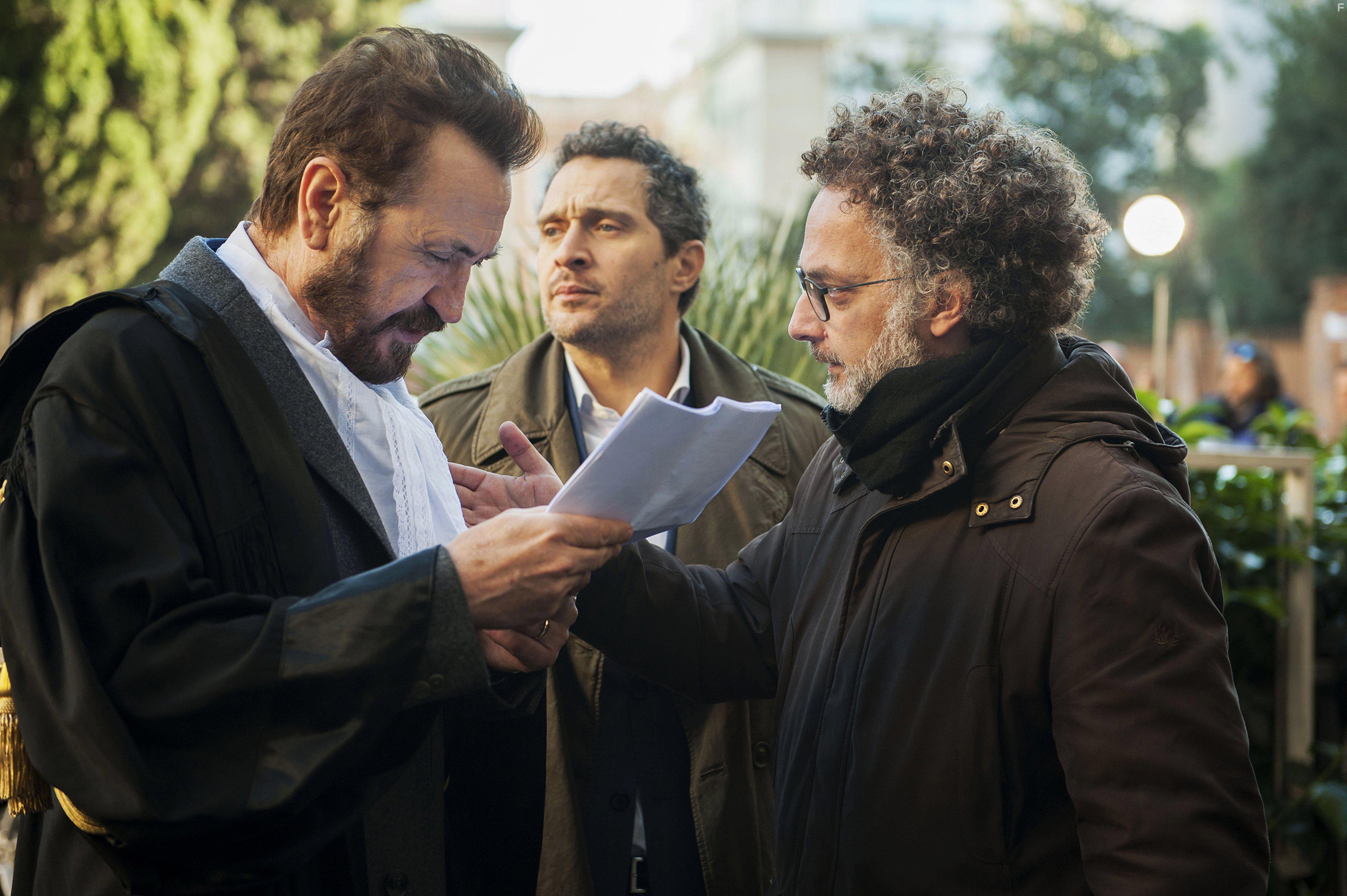 Marco Giallini, Antonio Morabito, and Claudio Santamaria in Rimetti a noi i nostri debiti (2018)