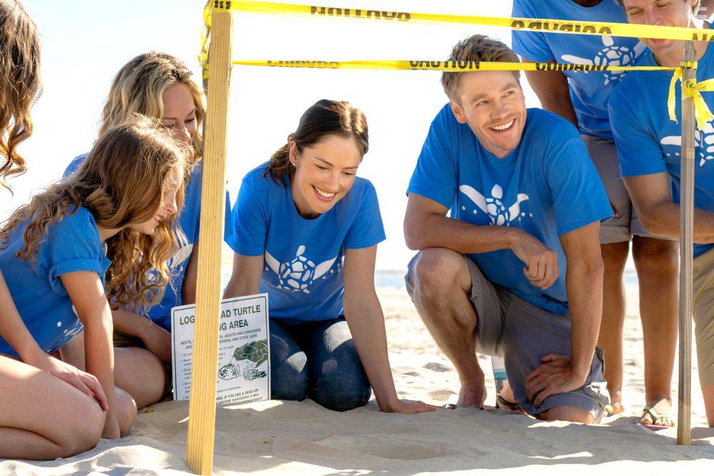 Chad Michael Murray and Minka Kelly in The Beach House (2018)