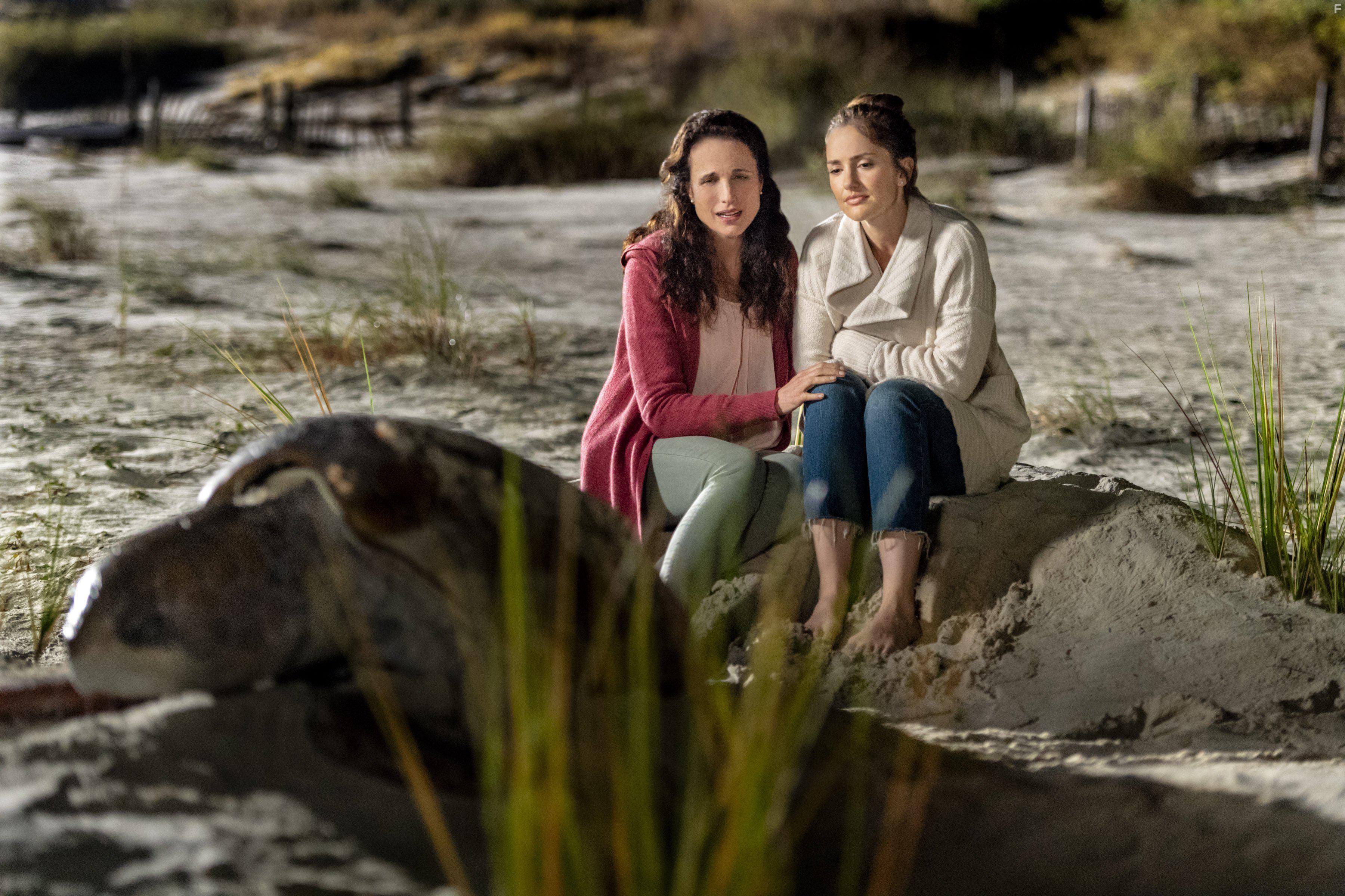 Andie MacDowell and Minka Kelly in The Beach House (2018)