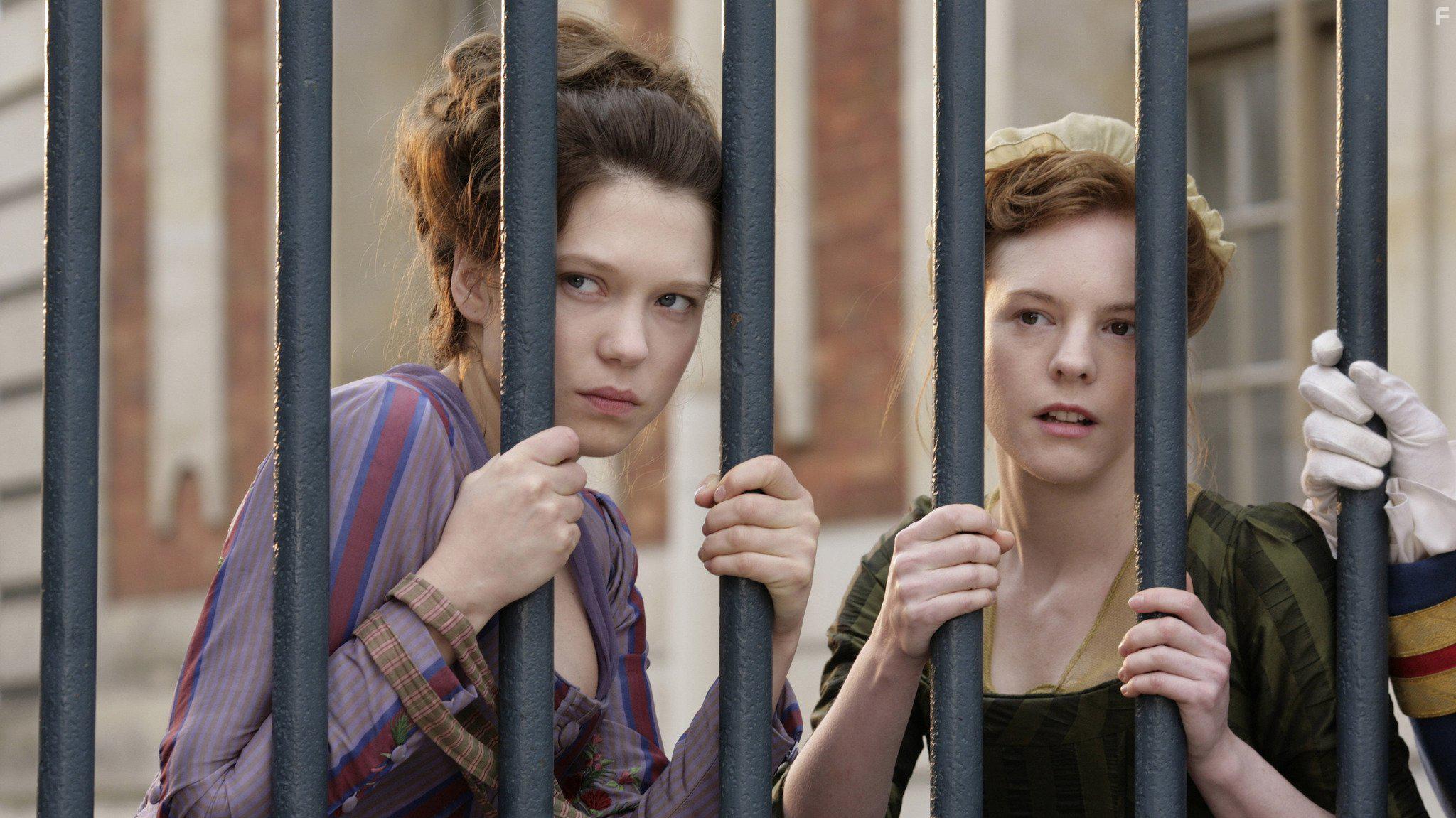 Julie-Marie Parmentier and La Seydoux in Les adieux  la reine (2012)