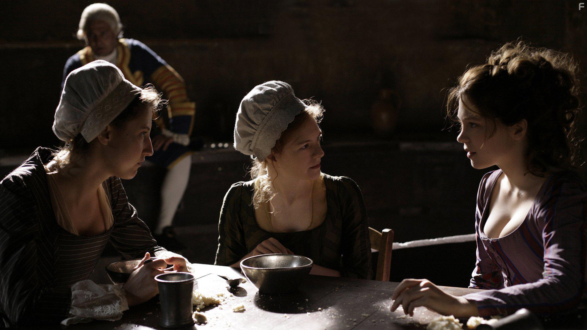 Julie-Marie Parmentier and La Seydoux in Les adieux  la reine (2012)