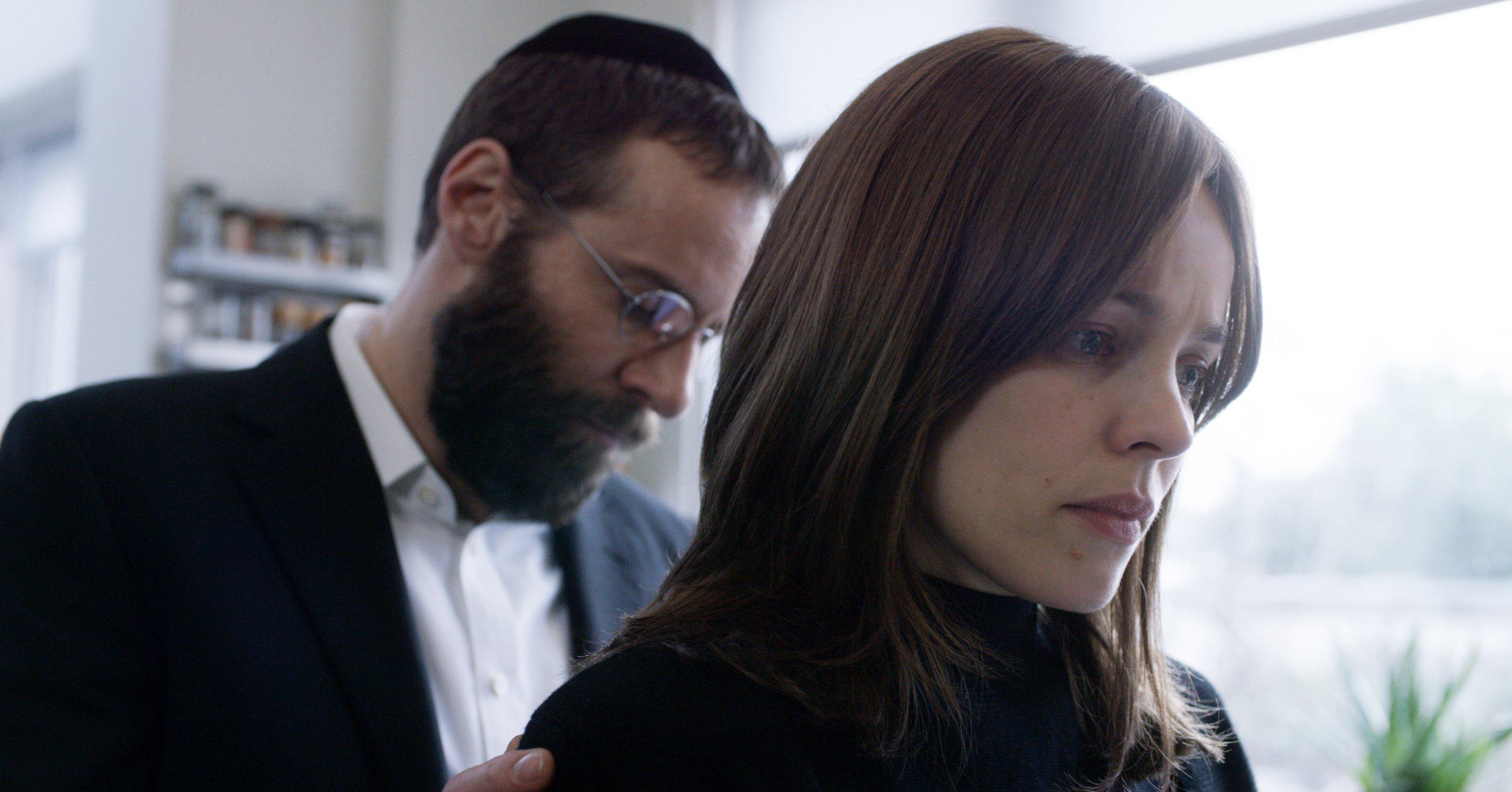 Alessandro Nivola and Rachel McAdams in Disobedience (2017)