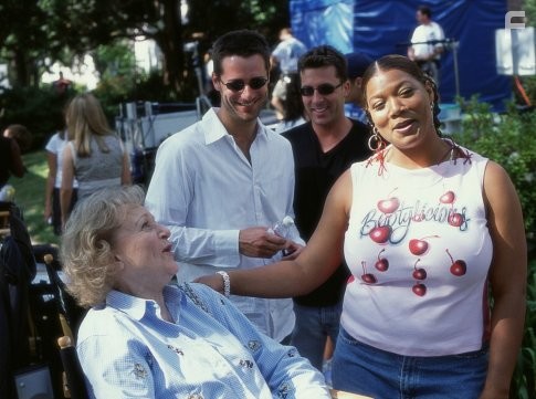 Queen Latifah and Betty White in Дом вверх дном (2003)