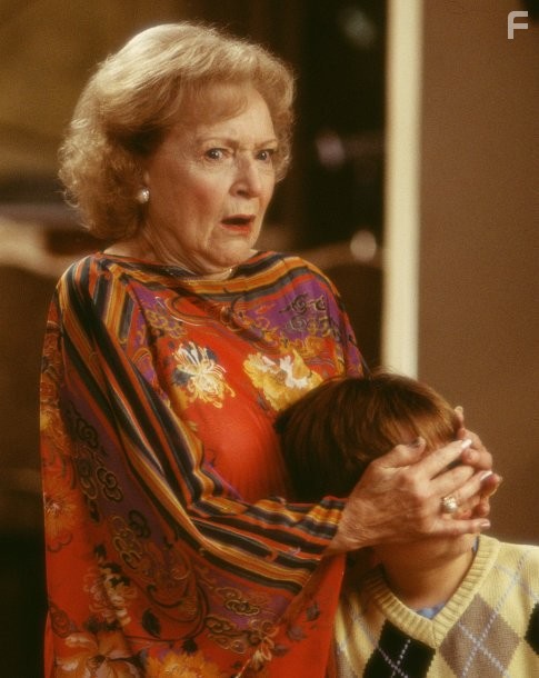 Angus T. Jones and Betty White in Дом вверх дном (2003)