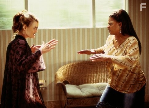 Queen Latifah and Missi Pyle in Дом вверх дном (2003)