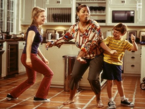 Queen Latifah, Kimberly J. Brown, and Angus T. Jones in Дом вверх дном (2003)