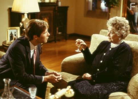 Joan Plowright and Michael Rosenbaum in Дом вверх дном (2003)