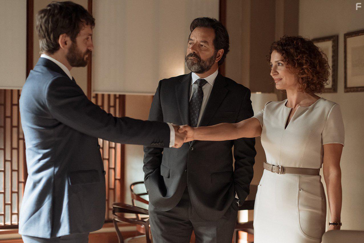 Abel Folk, Paulina Glvez, and Ral Arvalo in La embajada (2016)