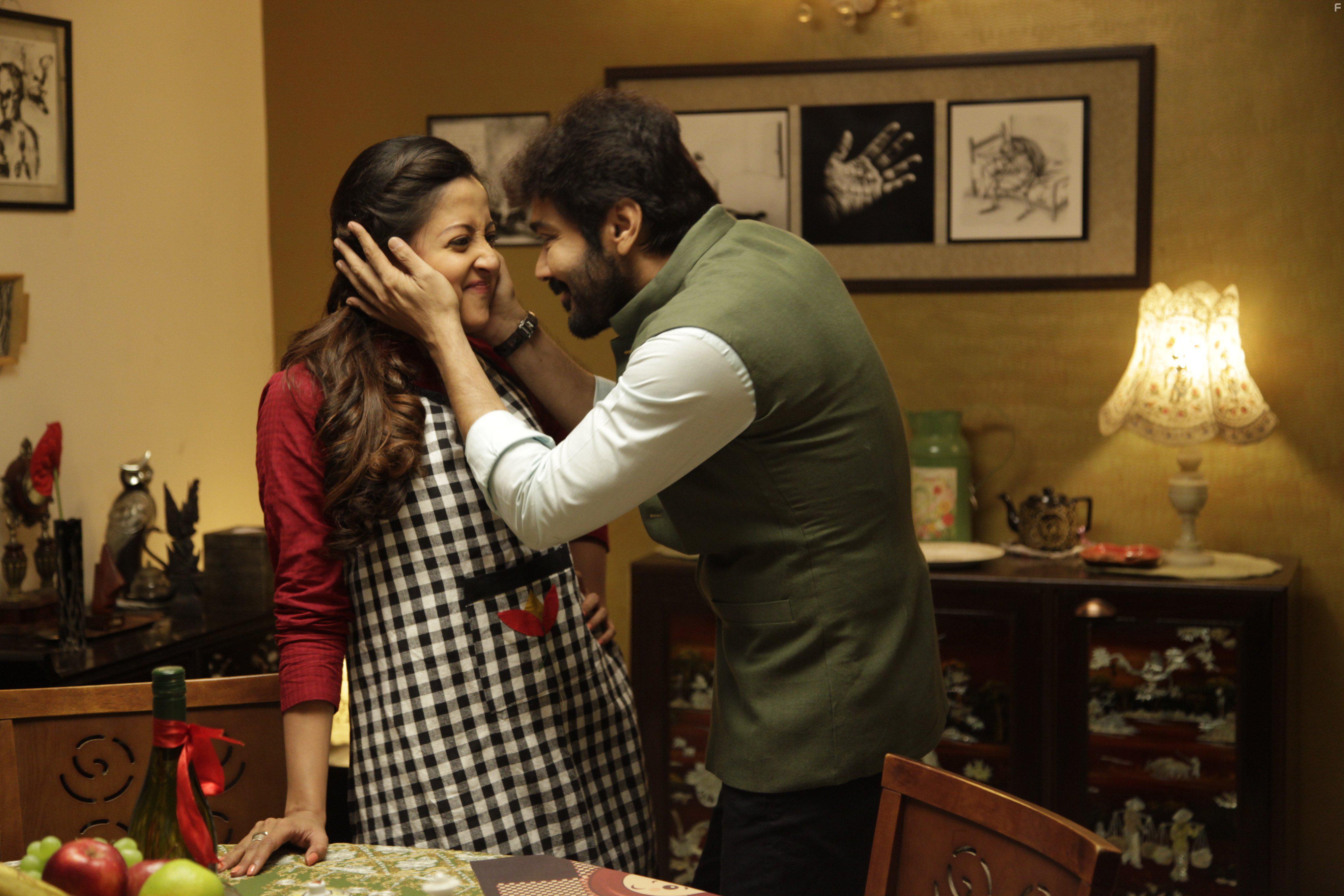 Prasenjit Chatterjee and Raima Sen in Khawto (2016)