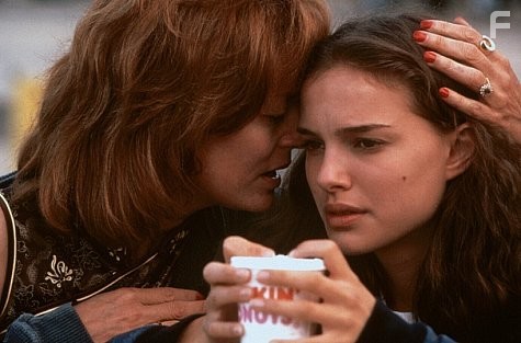 Natalie Portman and Susan Sarandon in Где угодно, только не здесь (1999)