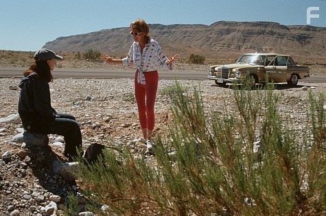 Natalie Portman and Susan Sarandon in Где угодно, только не здесь (1999)