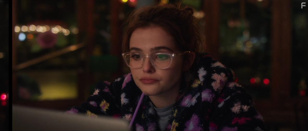 Zoey Deutch in Set It Up (2018)