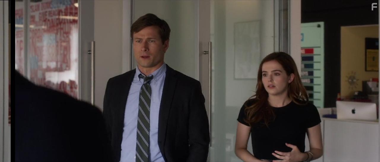 Glen Powell and Zoey Deutch in Set It Up (2018)