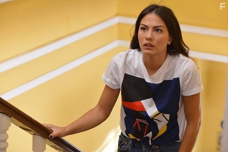 Demet zdemir in Erkenci Kus (2018)
