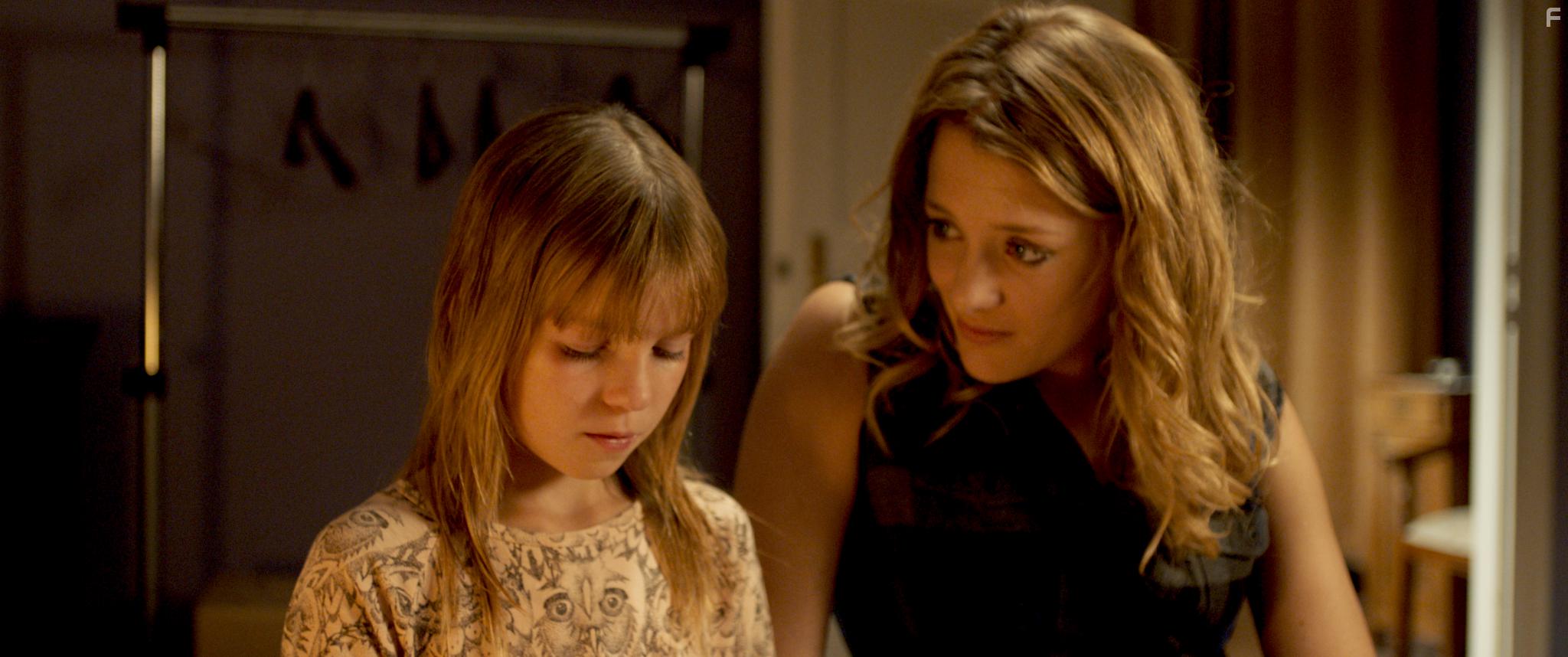 Noortje Herlaar and Celeste Holsheimer in Toen mijn vader een struik werd (2016)