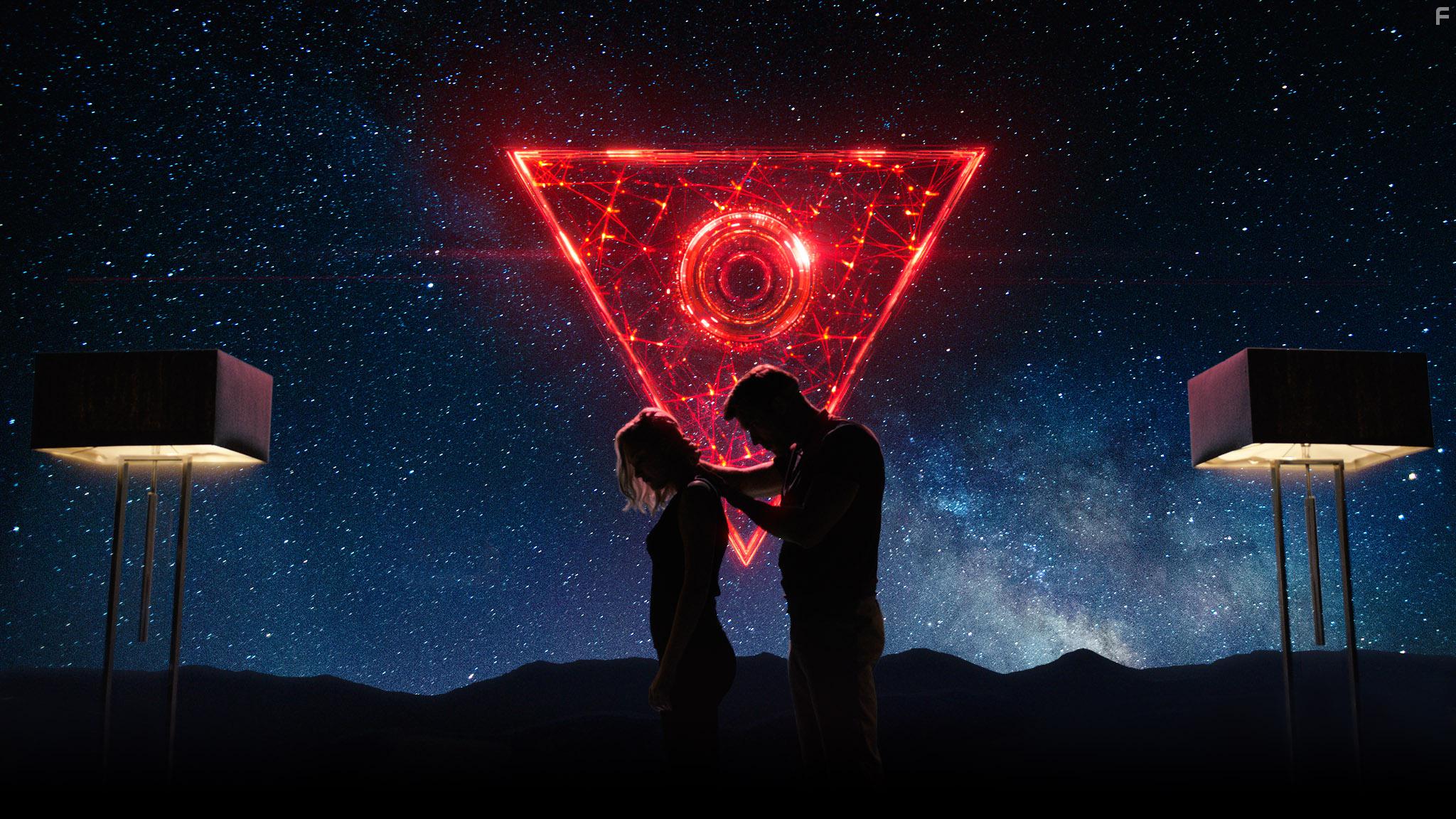 Maika Monroe and Ed Skrein in Tau (2018)