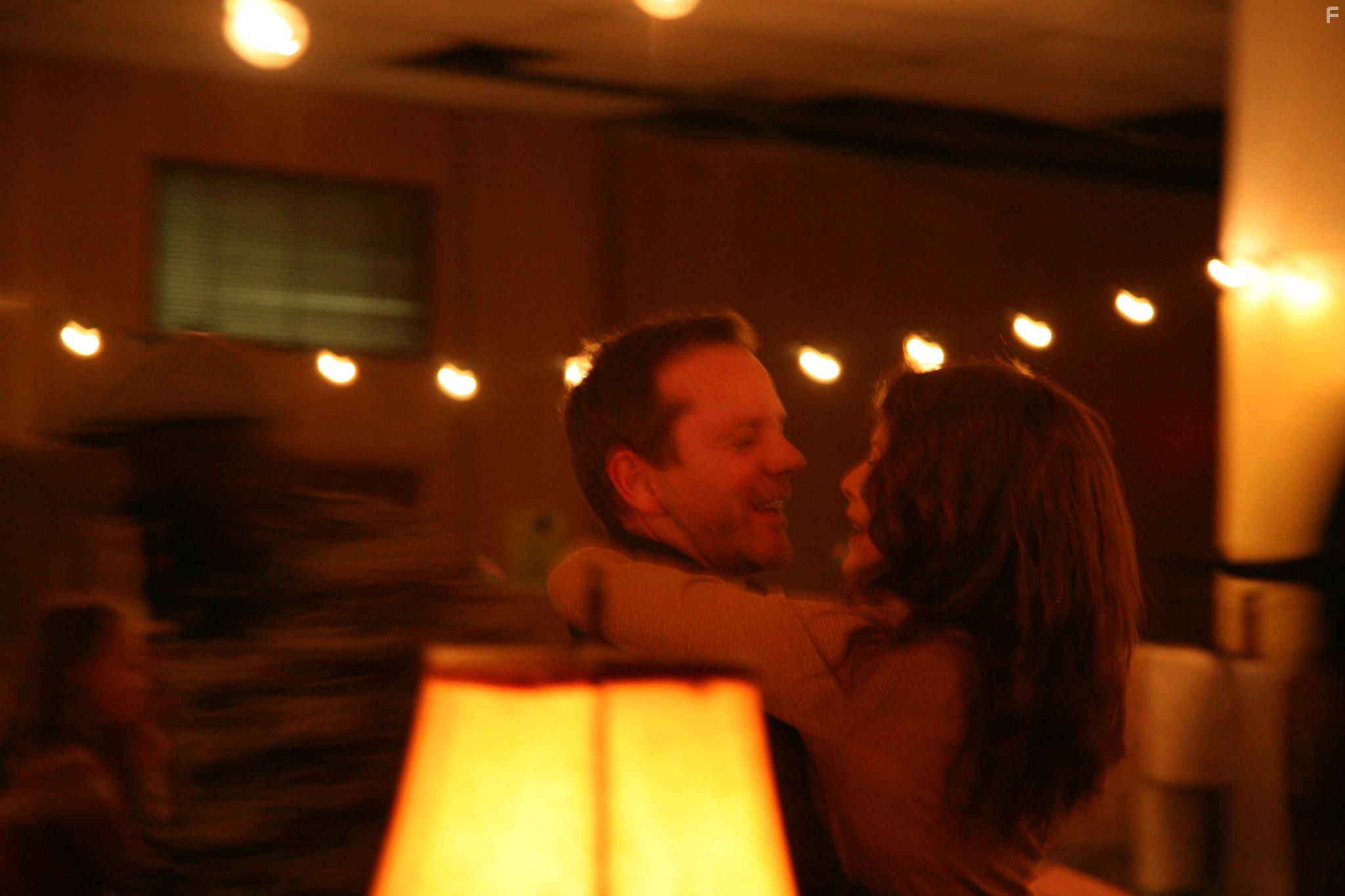 Michelle Pfeiffer and Kiefer Sutherland in Where Is Kyra? (2017)