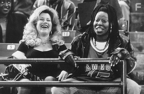 Whoopi Goldberg and Lisa Ann Walter in Эдди (1996)
