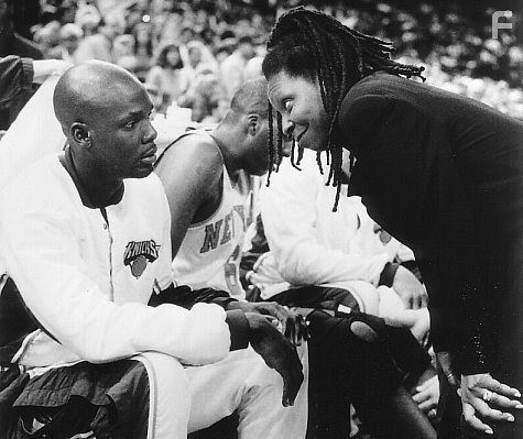 Whoopi Goldberg and Malik Sealy in Эдди (1996)