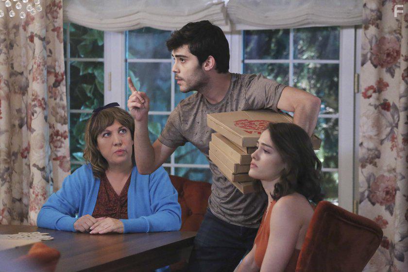 Oya Basar, Glper zdemir, and Berkay Hardal in Meleklerin Aski (2018)