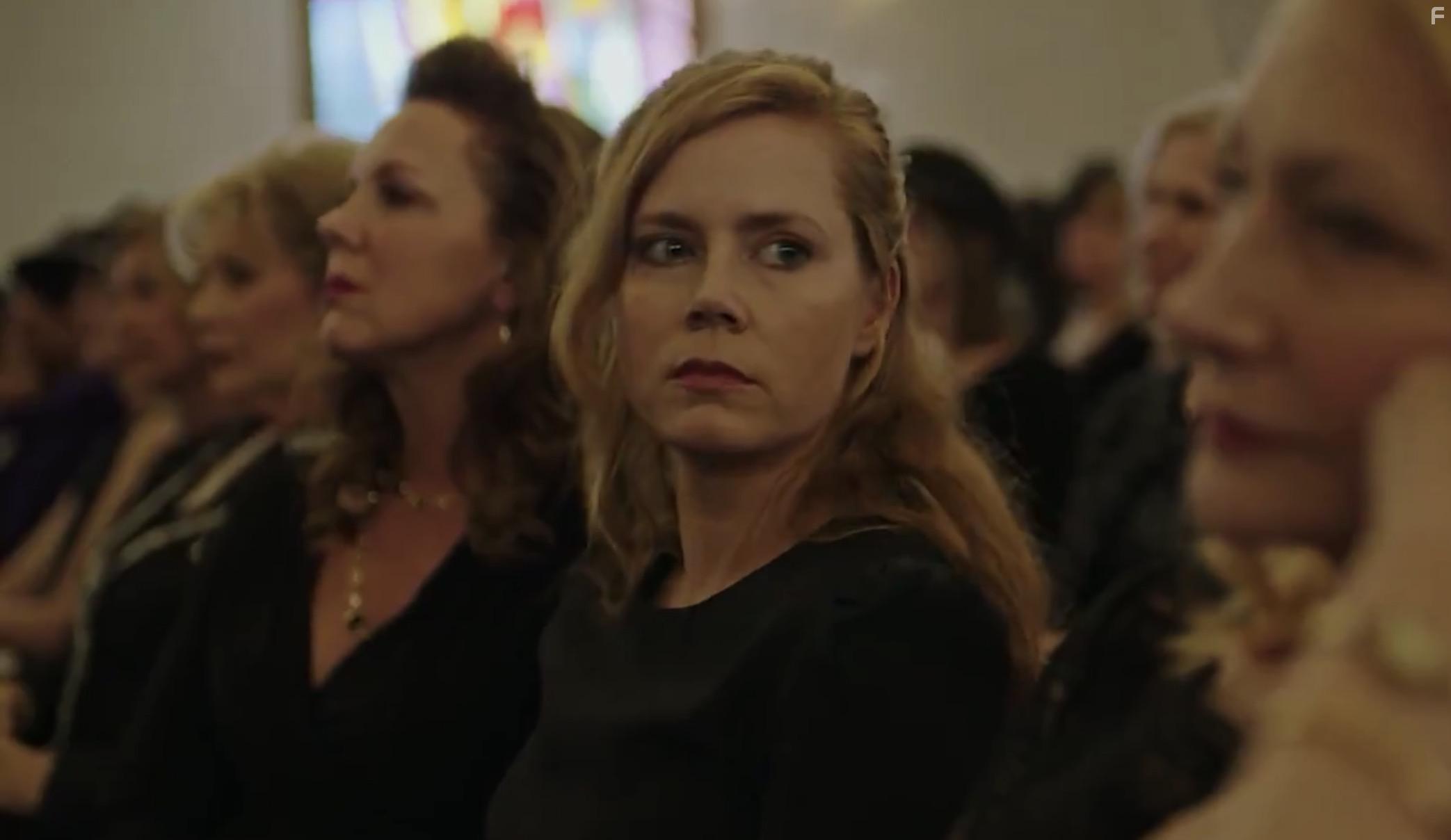 Elizabeth Perkins, Amy Adams, and Patricia Clarkson in Sharp Objects (2018)