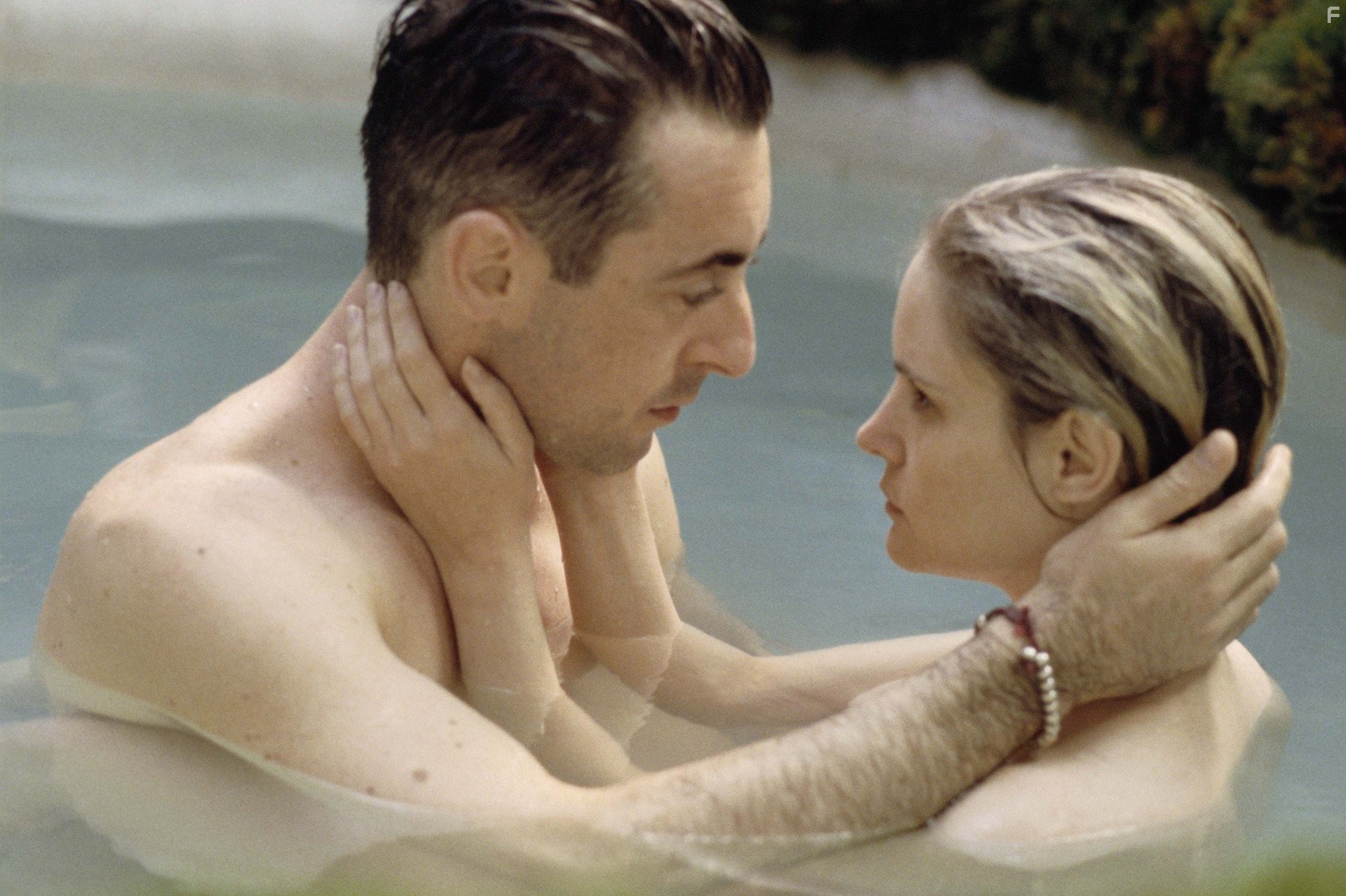 Jennifer Jason Leigh and Alan Cumming in Юбилей (2001)