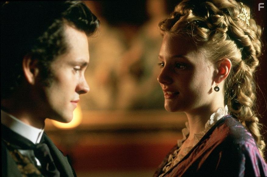 Hugh Dancy and Romola Garai in Даниэль Деронда (2002)