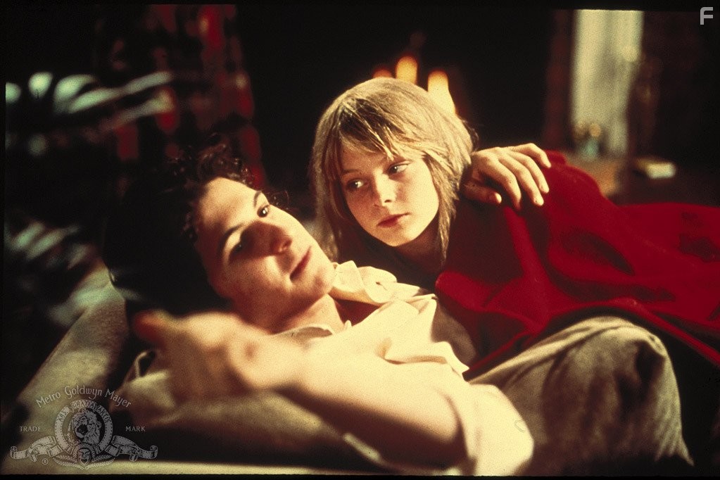 Jodie Foster and Alexis Smith in Девочка из переулка (1976)