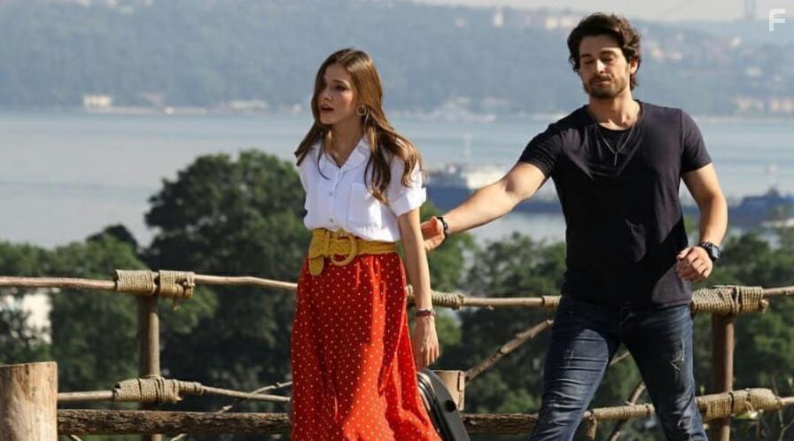 Alina Boz and Alp Navruz in Elimi birakma (2018)