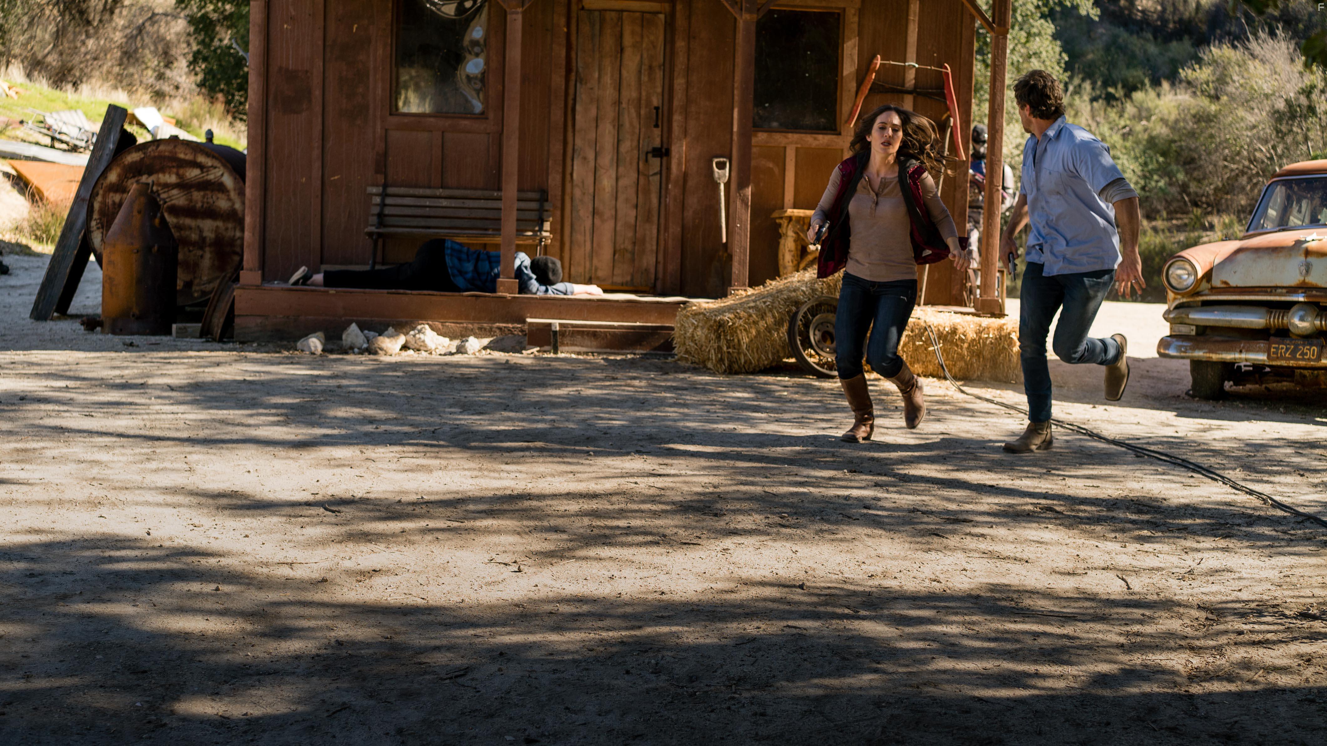 Matthew Pohlkamp and Christina Licciardi in Alien Siege (2018)