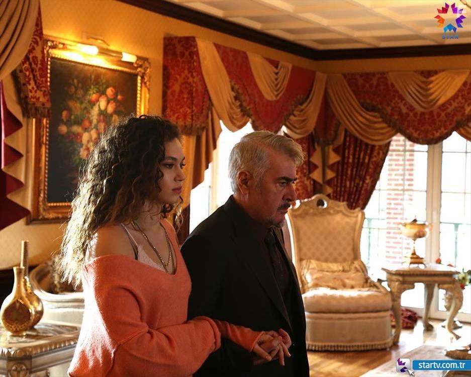 Ugur Ycel and Melisa Senolsun in Nefes Nefese (2018)
