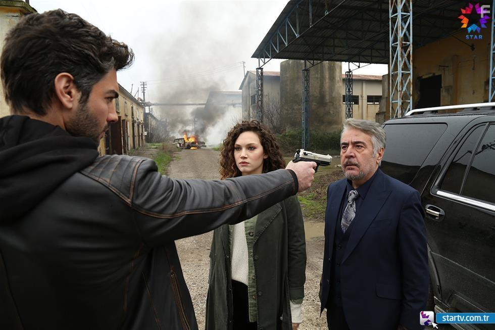 Ugur Ycel, Skr zyildiz, and Melisa Senolsun in Nefes Nefese (2018)