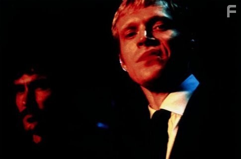 Doug Allen and Paul Bettany in Гангстер номер 1 (2000)