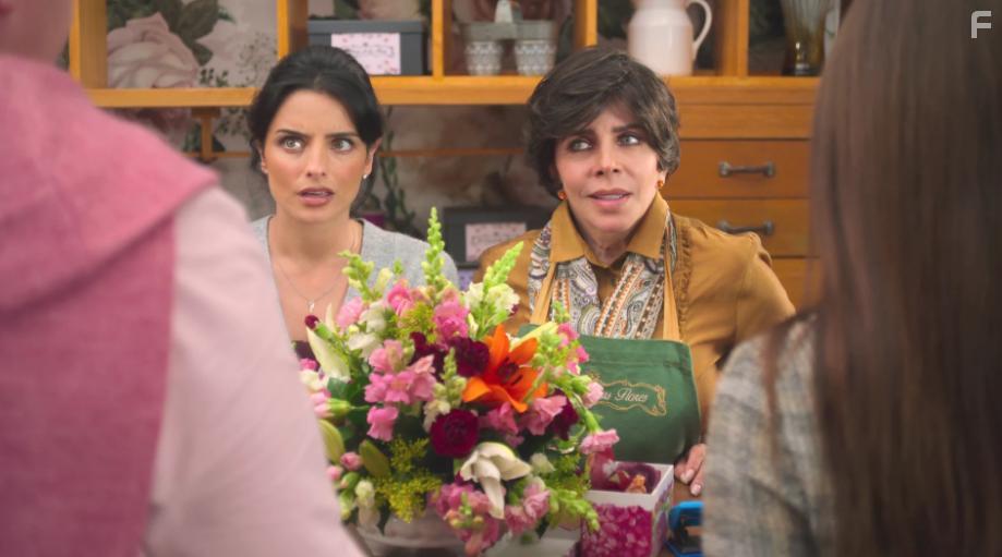 Vernica Castro and Aislinn Derbez in La casa de las flores (2018)