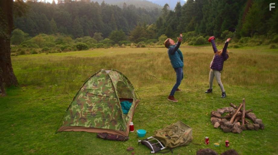 Alexa de Landa and Luis de La Rosa in La casa de las flores (2018)