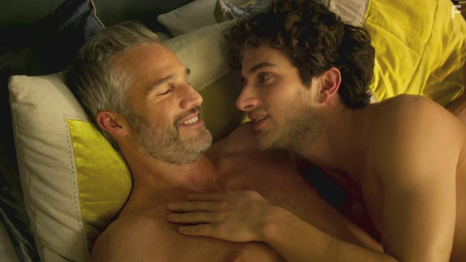 Juan Pablo Medina and Dario Yazbek Bernal in La casa de las flores (2018)