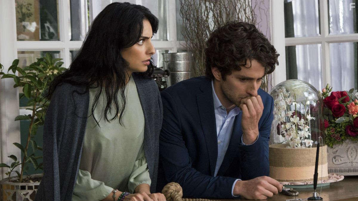 Aislinn Derbez and Dario Yazbek Bernal in La casa de las flores (2018)