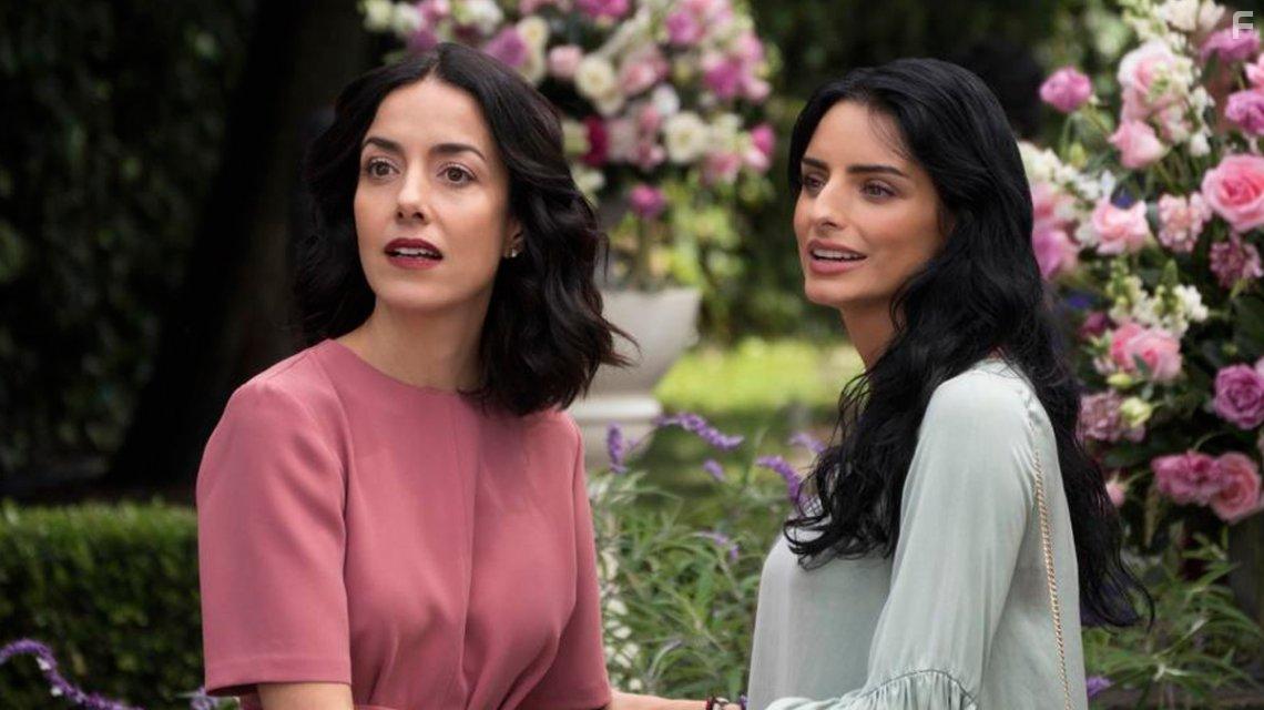Cecilia Surez and Aislinn Derbez in La casa de las flores (2018)