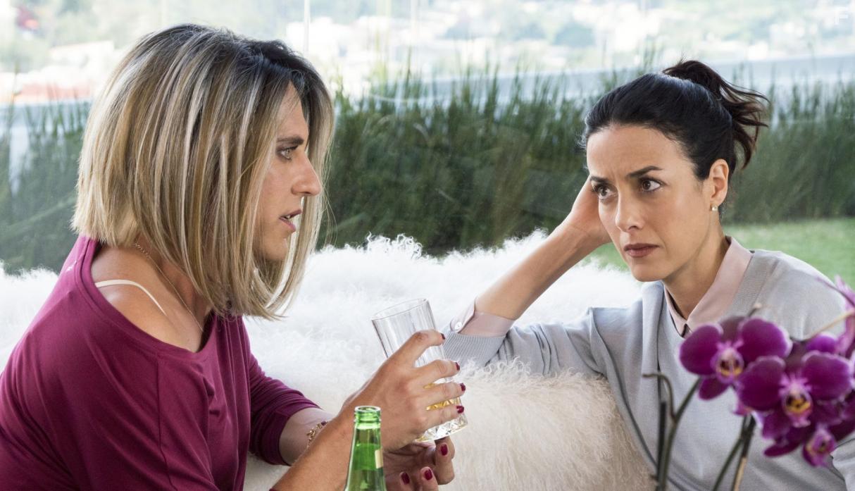 Cecilia Surez and Paco Len in La casa de las flores (2018)