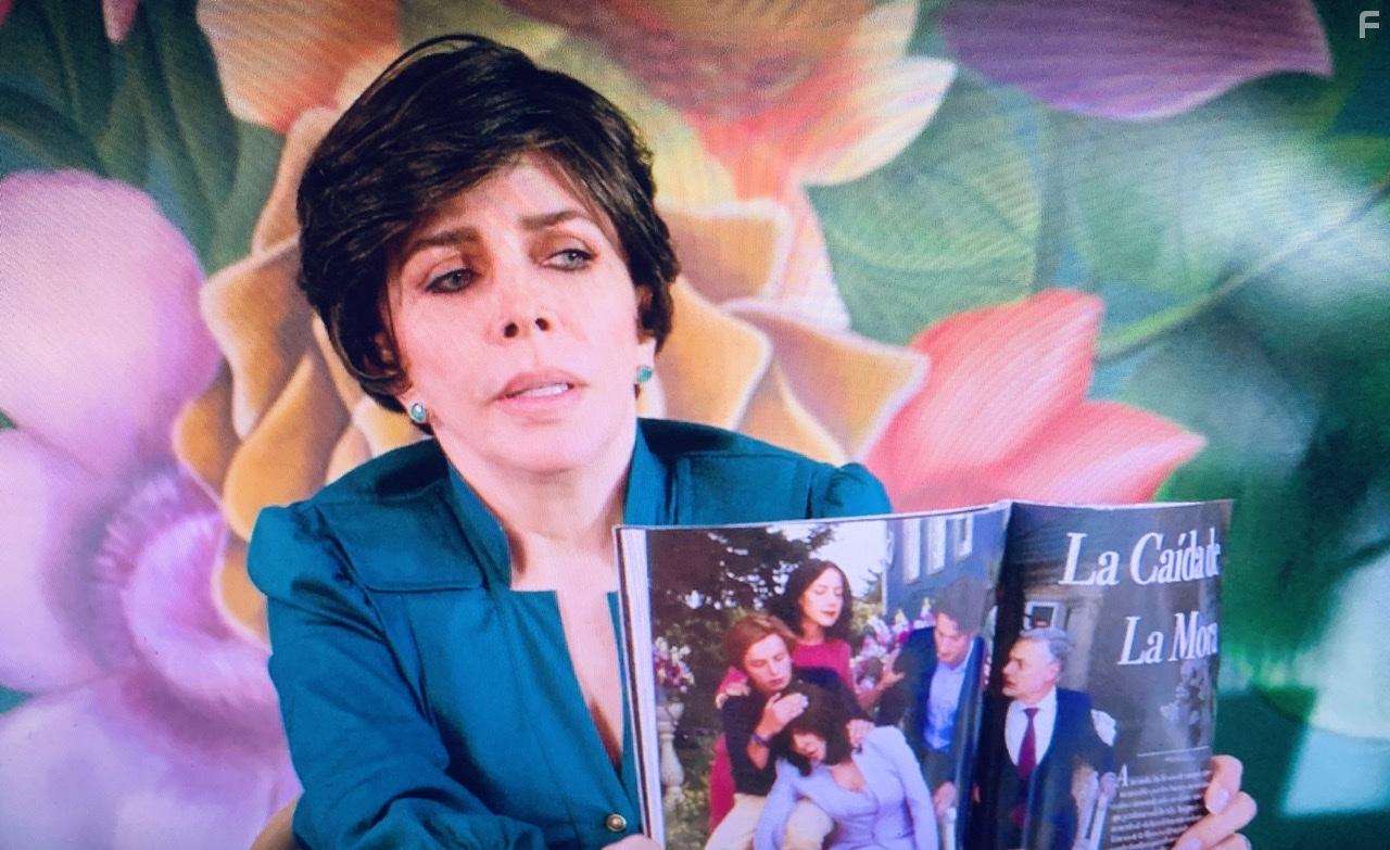 Vernica Castro, Claudette Maill, Arturo Ros, Cecilia Surez, Aislinn Derbez, Dario Yazbek Bernal, and Luis de La Rosa in La casa de las flores (2018)