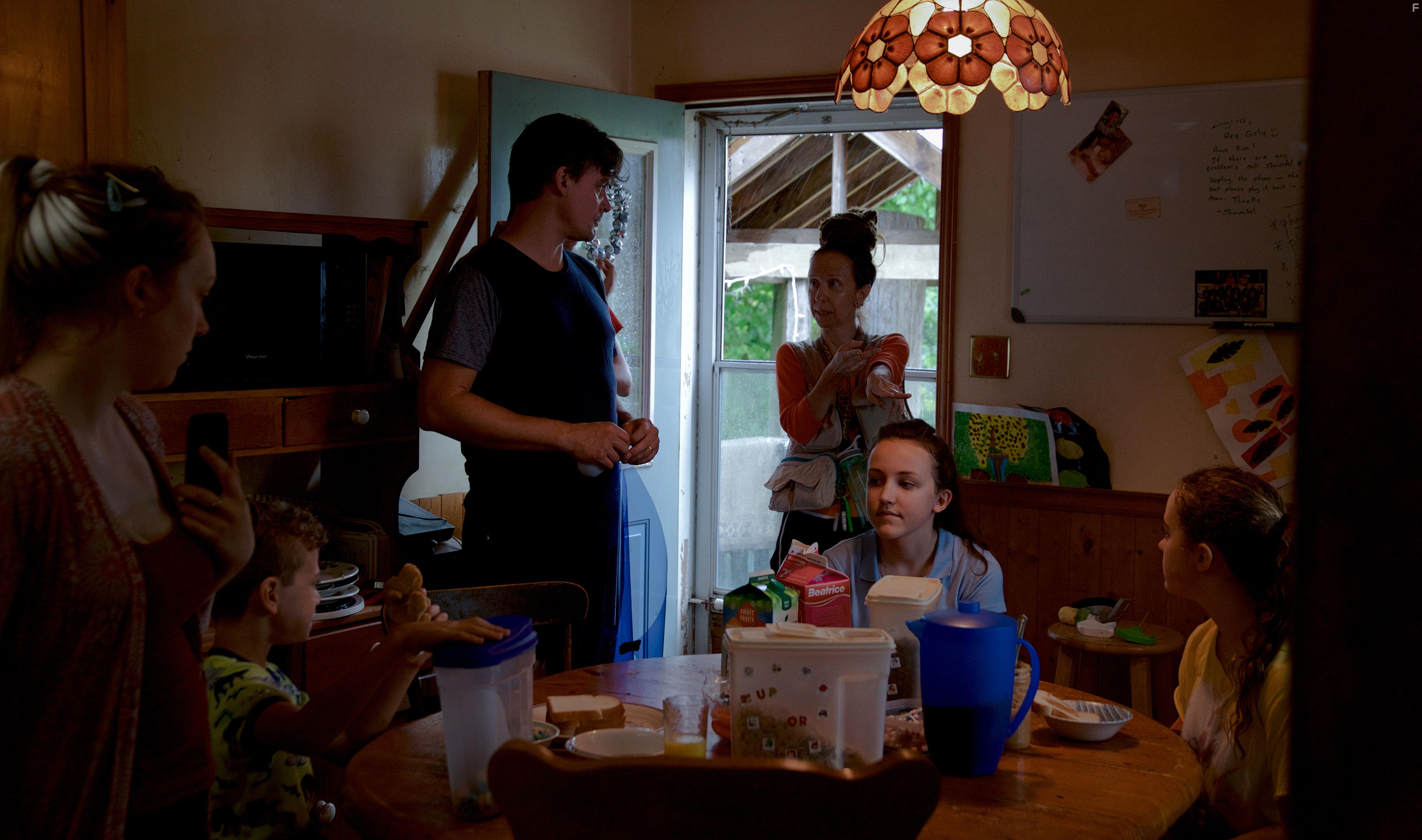 Ingrid Veninger, Ben Lichty, Hallie Switzer, Lucinda Armstrong Hall, Charlotte Salisbury, and Walker Fournier in Porcupine Lake (2017)