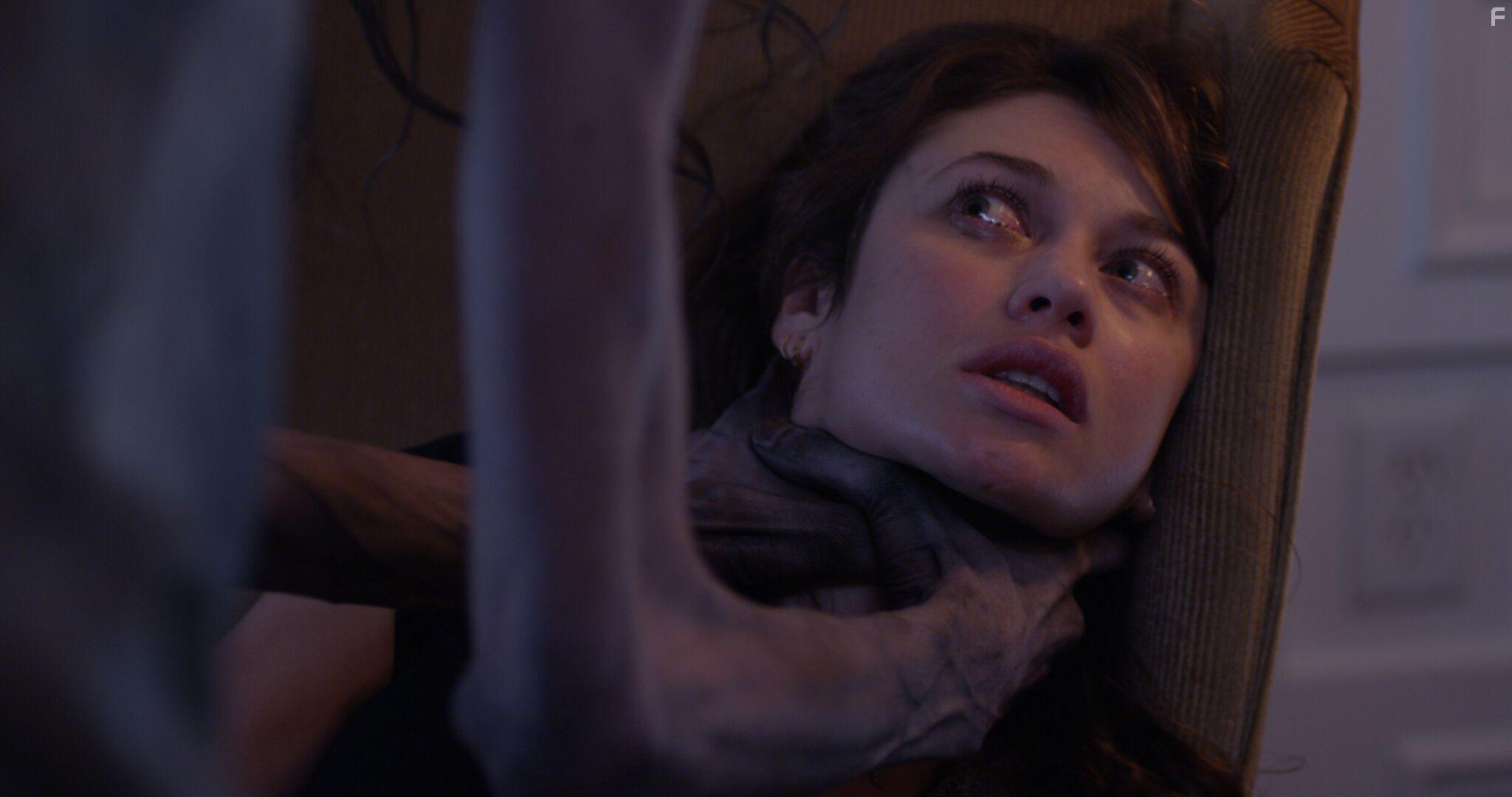 Olga Kurylenko in Mara (2018)